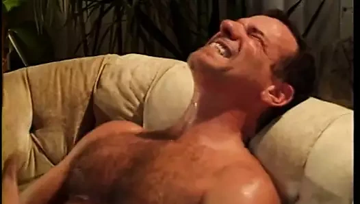 Sürtük denetçi için bacaklarını açıyor ve mastürbasyon yapıyor