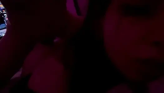 Kırmızı ışık altında gerçek çiftin samimi anı