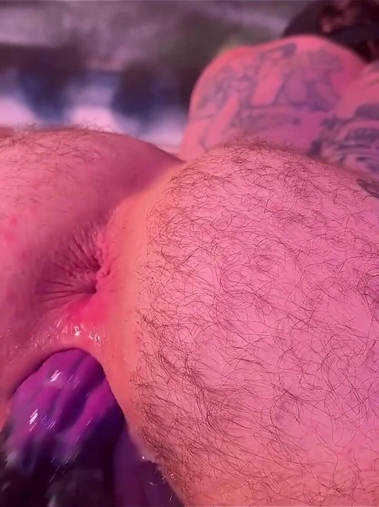 Sikiş makinesinde canavar dildo ile amcığımı kremliyorum