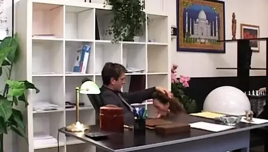 Sekreter düzeltme yapmak için geç kalıyor ve patron tarafından sikiliyor.