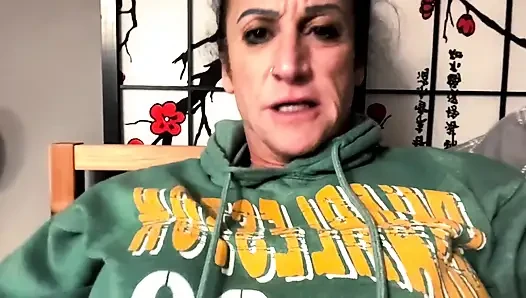 Hapşırık ve kafası karışıkkandy'ler tıknaz hapşırıyor ve göbek sallıyor