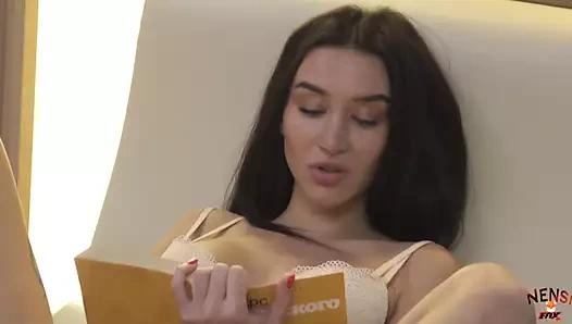 Seksi öğrenci sınava hazırlanırken kedi yalıyor