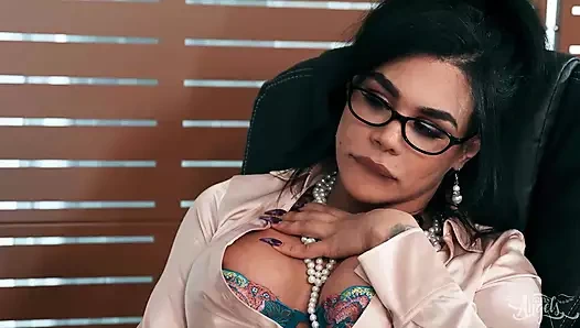 Trans melekler - kütüphaneci Eva Maxim uzun boylu üniversiteli adama sert anal sikişmeden önce erotik bir ayakla muamele çekiyor