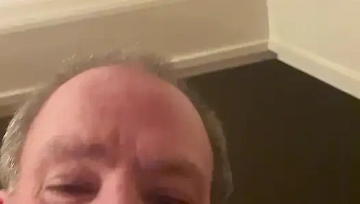 Ayakta mastürbasyon yapıyor