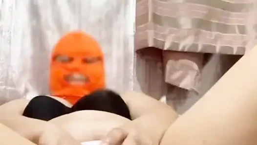 Evli kadın tek başınayken videomu izliyor