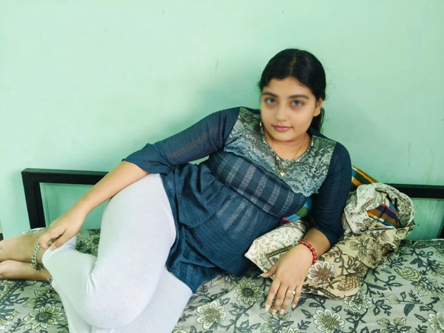 Güzel Hintli üvey kız kardeş üvey erkek kardeşi tarafından çok sert sikiliyor hintçe sesli seks, desi köyü Hintçe yerel Hintçe mms