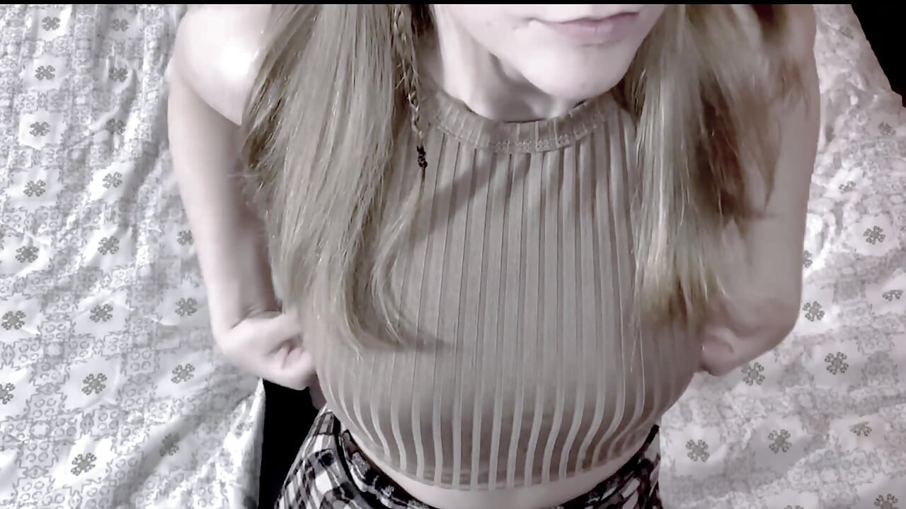 Dört ayaklı bir kız videoda evde porno çekiyor