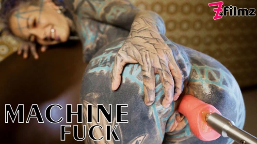 Anuskatzz götünde bir sikiş makinesini test ediyor