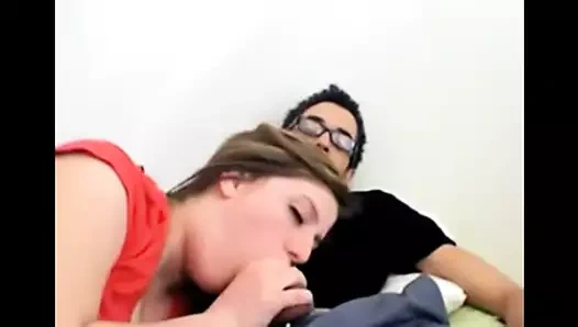 Beyaz üniversiteli hatun Müslüman arkadaşının sikini emiyor