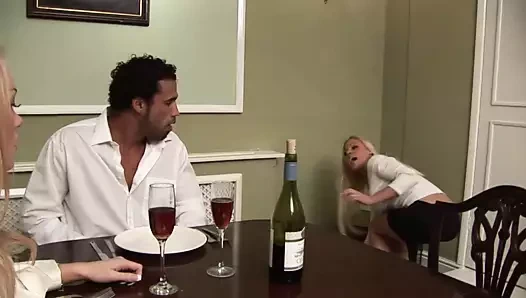 Cindy behr ve paige ashley sikilmeye hazır