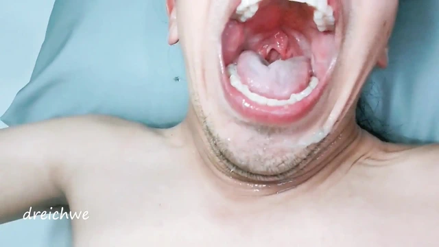 Ağzımdaki tükürük yüzümün her yerine dökülüyor