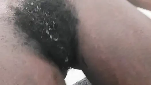 Islak amcıkla oynuyor