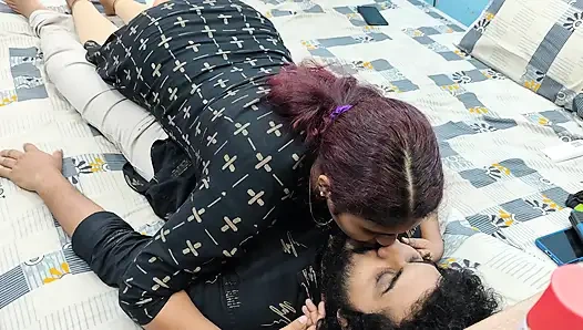 Kız oğlanı öpüyor ve ateşli romantizmle oğlanı baştan çıkarıyor