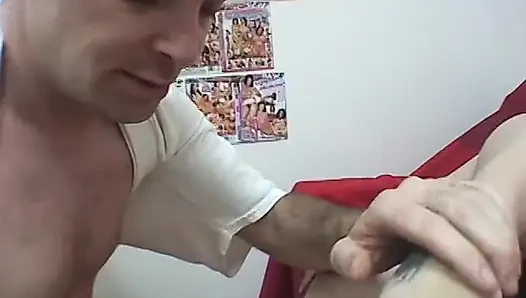 Yaşlı adam onu sikmeden önce genç ateşli kızın götünü ve ayaklarını yalıyor