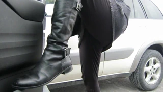 2 tokalı donald pliner çizmelerimi modelleyen tayt giyiyor