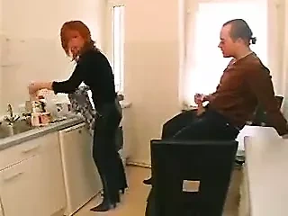 Sıcak kızıl saçlı olgun itibaren Germany karşılamak adam üzerinde sokak