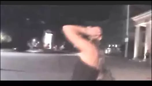 Sokaktaki kaltak Aline