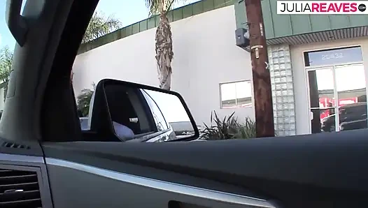 Ateşli kız büyük yarakla sikilirken bacaklarını kanepeye açıyor