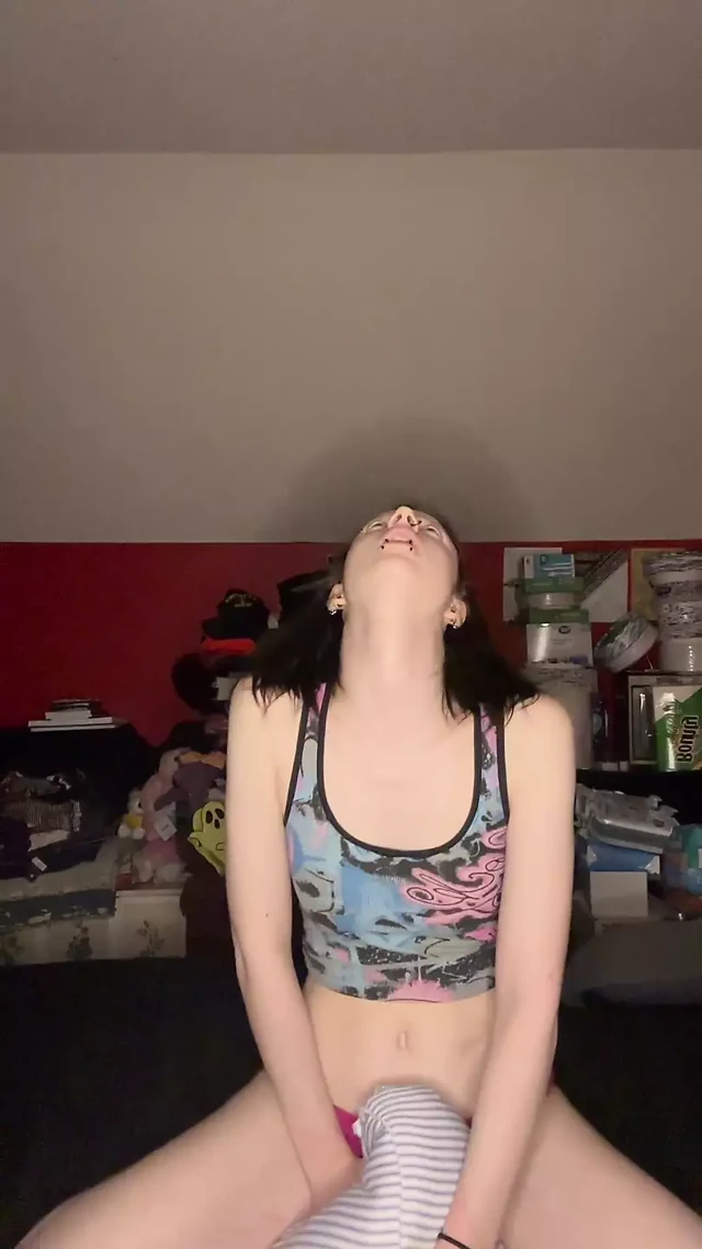 Orta yaşlı seksi kadın yastıkla sikişiyor