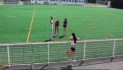 Büyük memeli Fransız genç kız pratik yaptıktan sonra yarağa biniyor