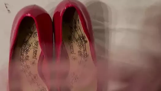 Yeni ayakkabılar kremalı