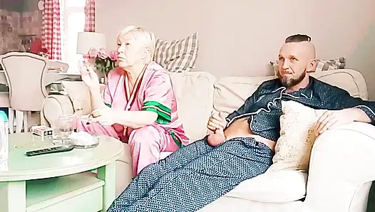 Tabu seks, üvey anne film izliyor, ben de ağzını açıyorum