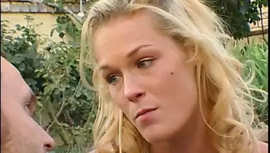 Sıcak sarışın güzellik sürmek bir büyük sert horoz ile onu traş twat