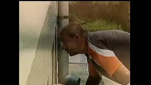 Genç yarağa aç sürtük bilardo masasında sikiliyor