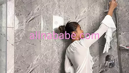 Yaramaz Asyalı genç kız banyoda soyunuyor