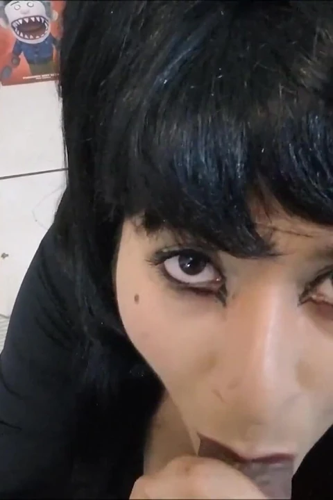 Elvira, karanlıkta ağız dolusu