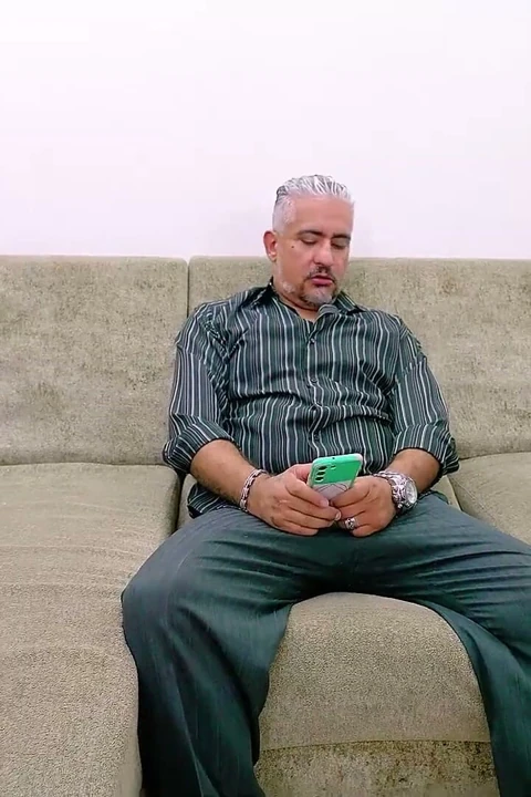Üvey babam bana bir gitar hediye etti ve ben de ona bir ödül yaptım