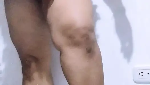 Seni beklerken tek başına oynuyor