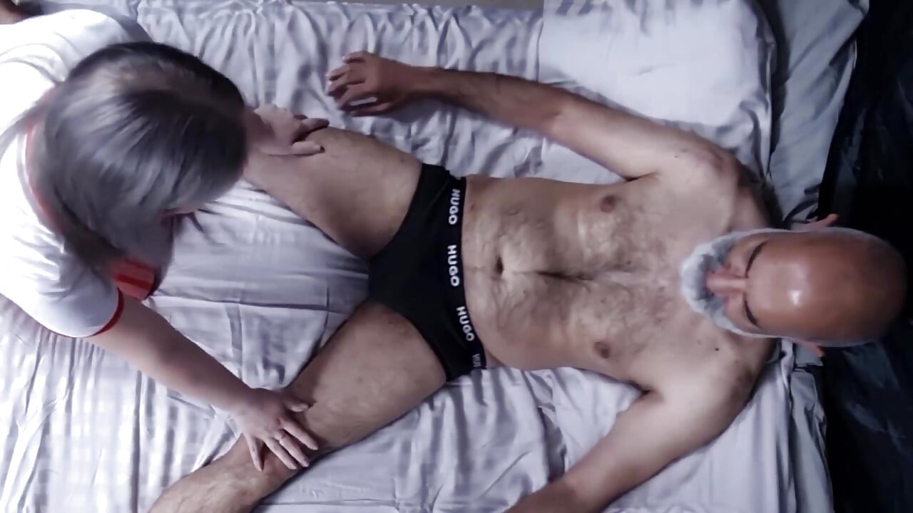 Seksi hemşire ve yaşlı hasta