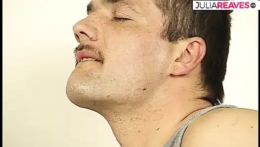 Azgın orta yaşlı seksi kadın amcık büyük bir yarakla genişletilirken zevk içinde inliyor