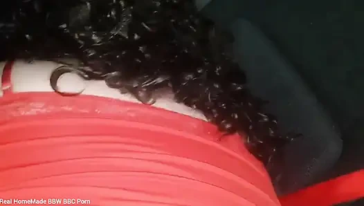 İngiliz iri güzel kadın sert ve arabamın derinliklerinde anal sikişiyor