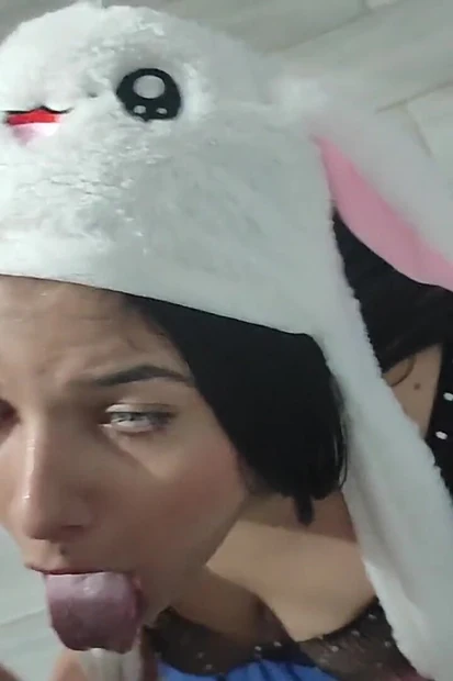 Тинка с косплеем сосет большой хуй