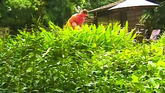 Asyalı sürtük pornactor ile sikişiyor