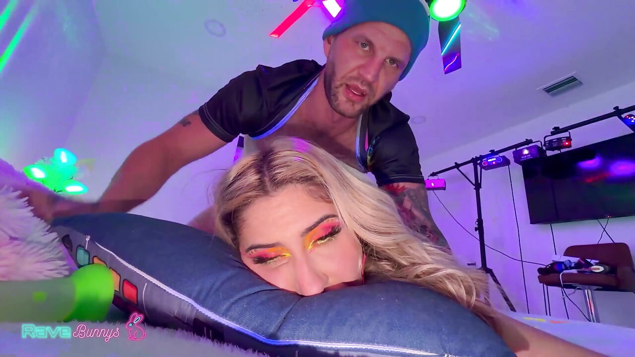 Dahlia Noire parlayan tıkaçlı pembe file çoraplar ve Brian deliklerini genişletiyor