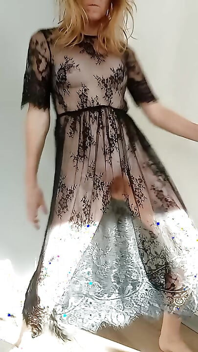 Çiçekli şeffaf siyah elbise
