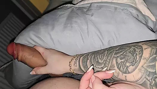 Dövmeli üvey anne üvey oğlunu 9 inçlik yarağı gördü ve ona mastürbasyon yapıyor