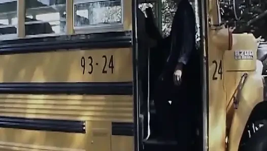 Olgun esmer orta yaşlı seksi kadın otobüste sikiştikten sonra yüzüne boşalıyor