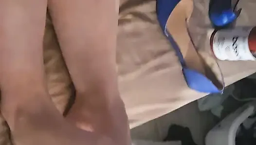 Ayak parmaklarını emiyor