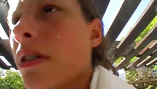 Güzel bir Alman genç kız sert bir kemik emmeden önce mastürbasyon yapıyor