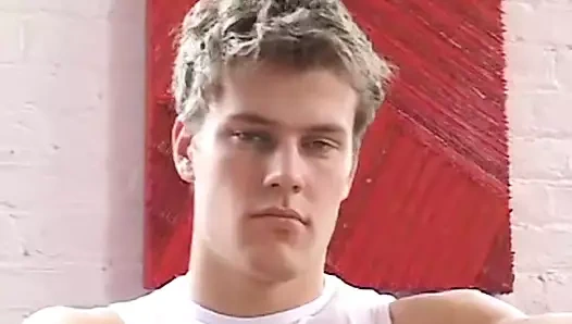 İnanılmaz yakışıklı andre vücudunu ve ayaklarını tek başına sergiliyor