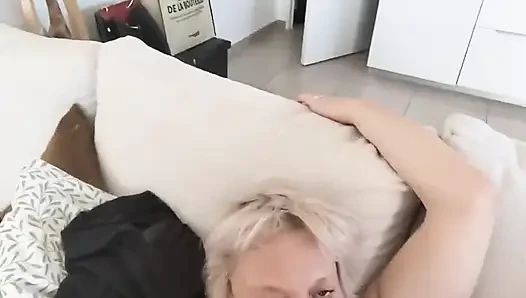 Uyandığım anda, iyi bir sürtük gibi vajinamı ve popomu seviyor