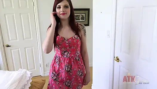 Scarlett Minx ıslak tıraşlı amına büyük bir dildo sokuyor