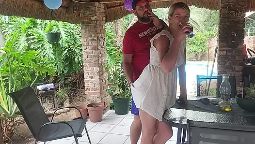 Komşunun karısını verandada sikiyor bizi kolayca görebiliyor muydu