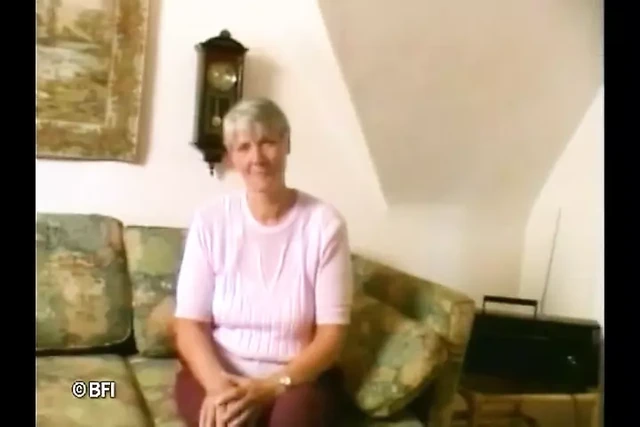 Бабушка ублажает свою волосатую пизду