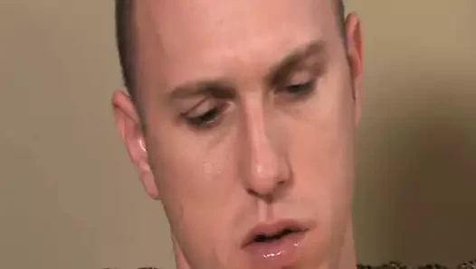 Büyük çük buck atıyor kapalı gaf ve taşaklar