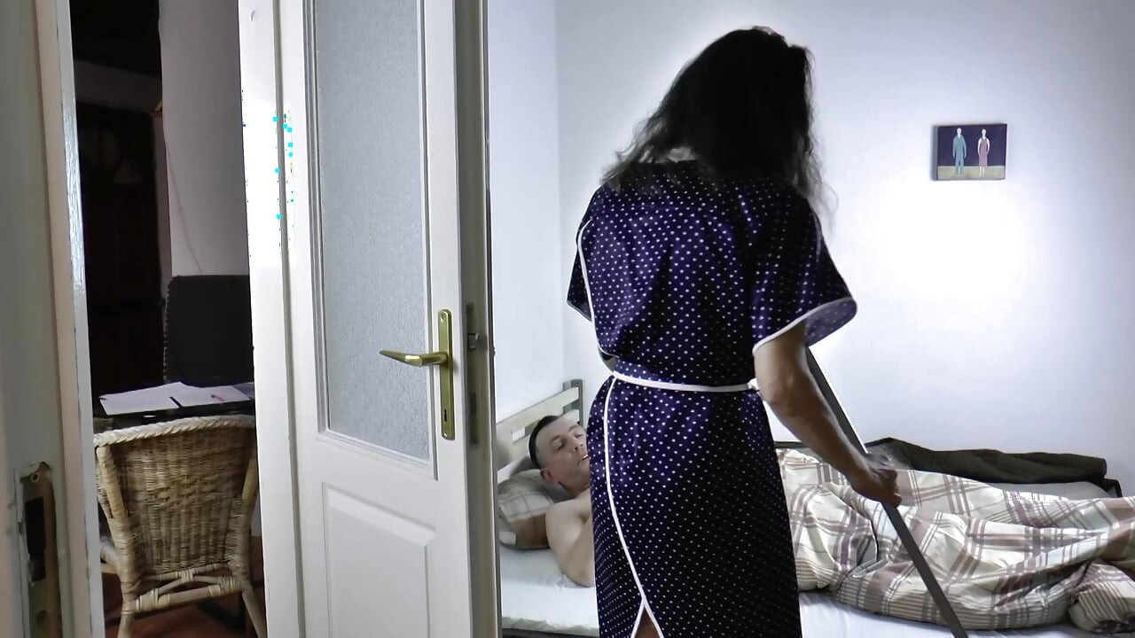Bu Alman nine yaşlı amcıklar için can atmış genç bir adam tarafından sikilmeyi seviyor